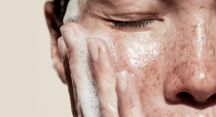 Mujer limpiando rostro