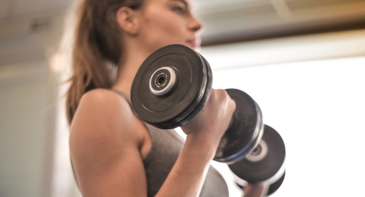 Mujer levantando pesas en el gimnasio