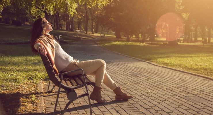 Mujer con falta de vitamina D tomando el sol